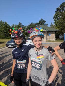 Annabel und Sira vor dem Cyclocross mit besonderem Kopfschmuck