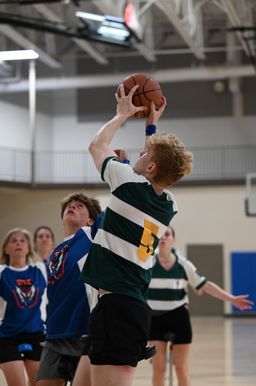 Jonas beim Basketballspiel