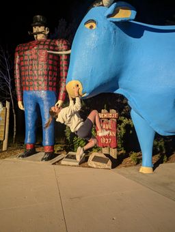 Anni an der 'Babe the Blue Ox' Statue